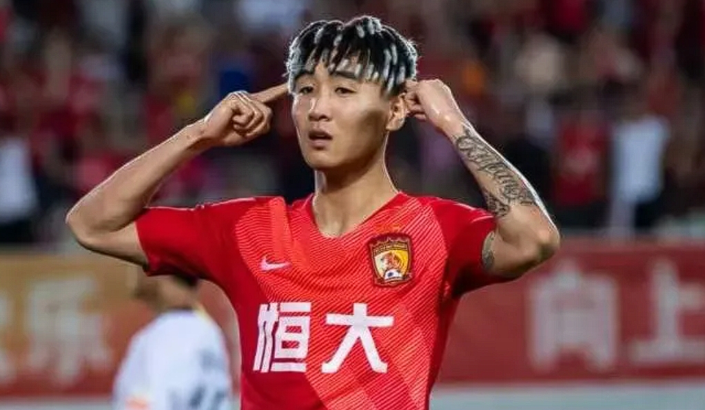 包含恒大球队迅速提升实力，成为主要比赛竞争对手的词条