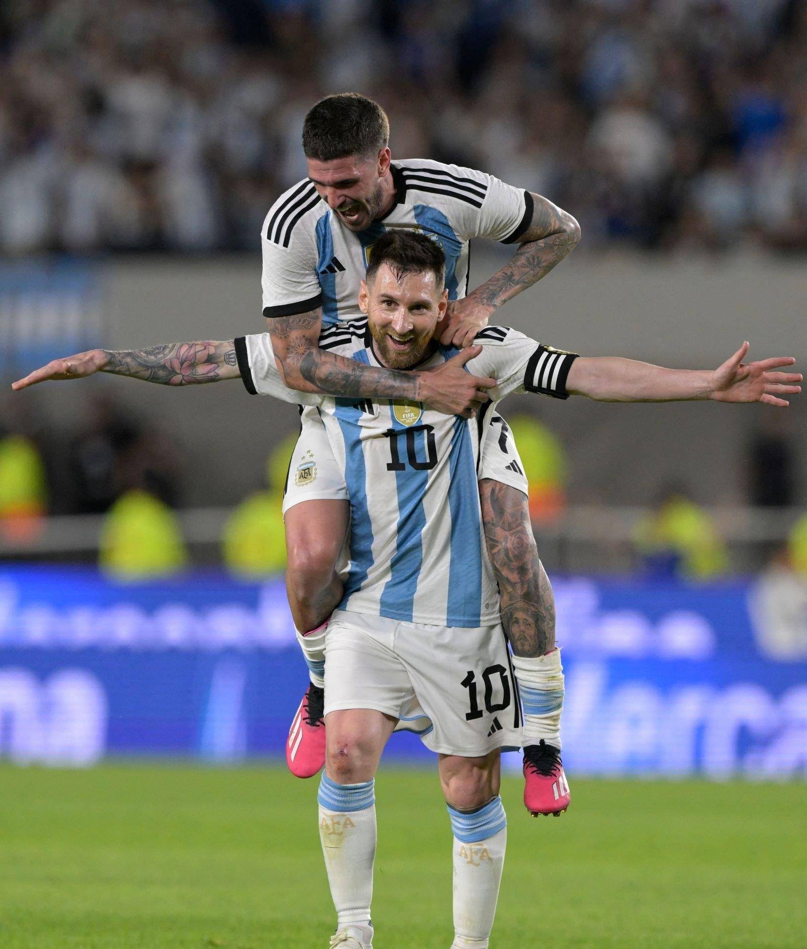 雷火电竞主播-梅西再次为巴塞罗那攻入制胜球