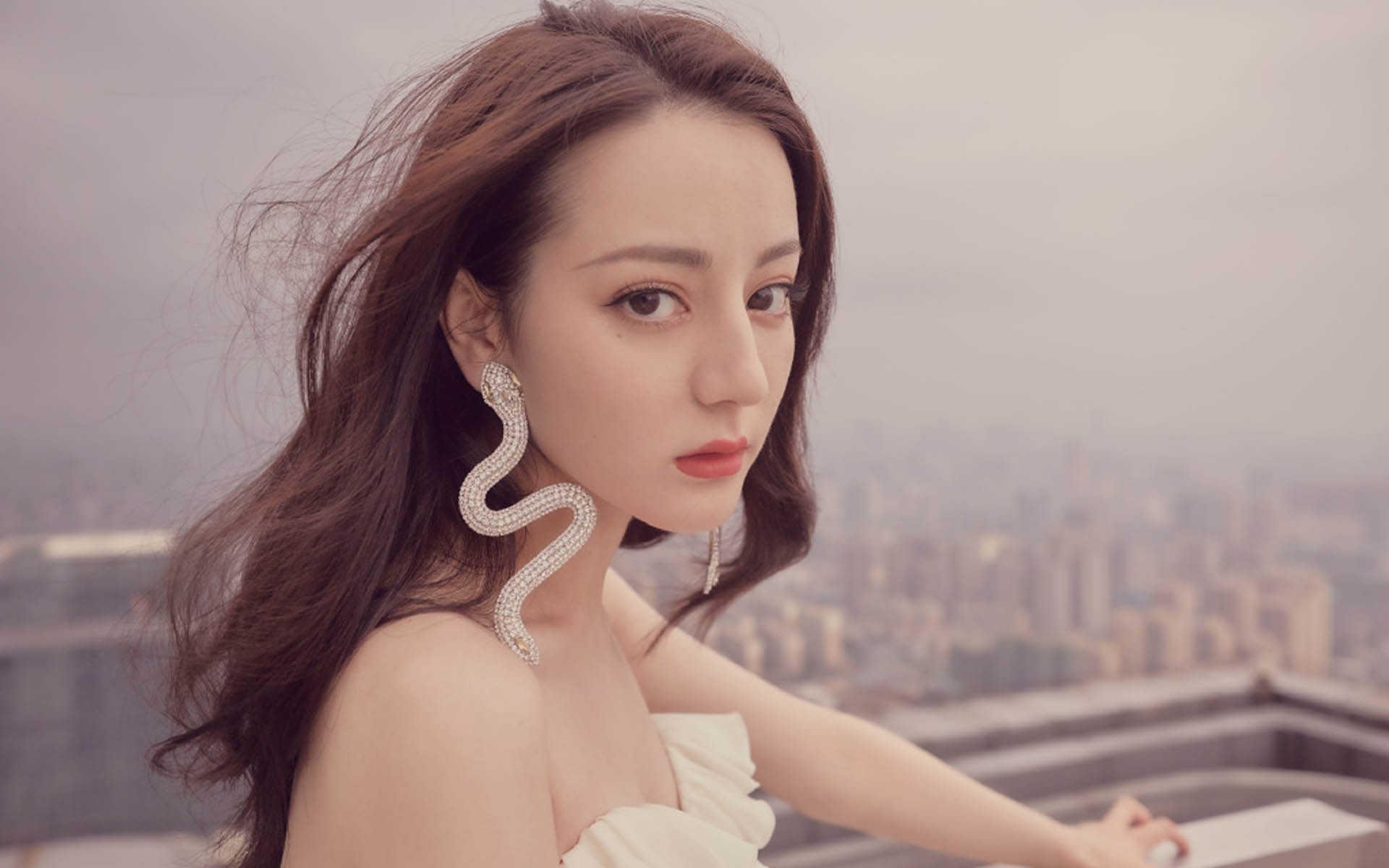 雷火电竞入驻-老将稳舵新军破浪，钢铁防线绞杀巨星，雷霆关键战突围湖人